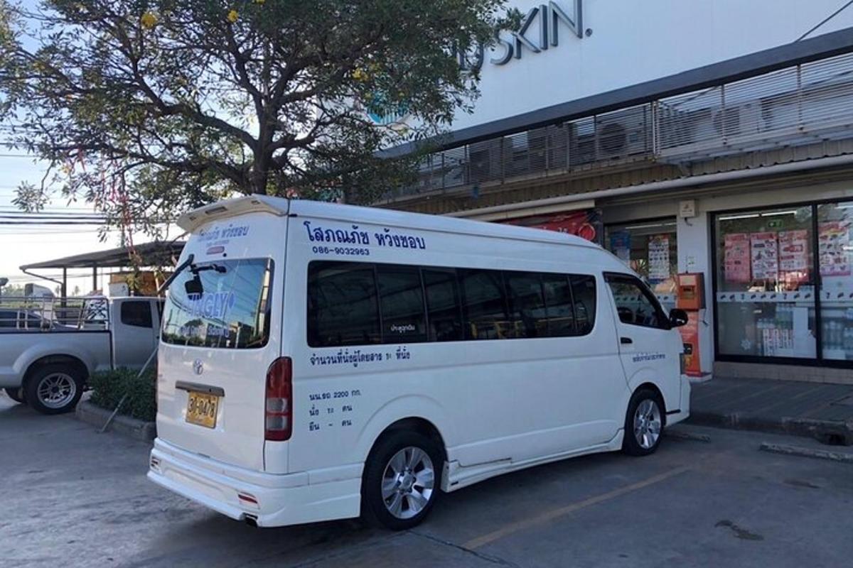 một chiếc xe tải màu trắng đỗ trước một cửa hàng