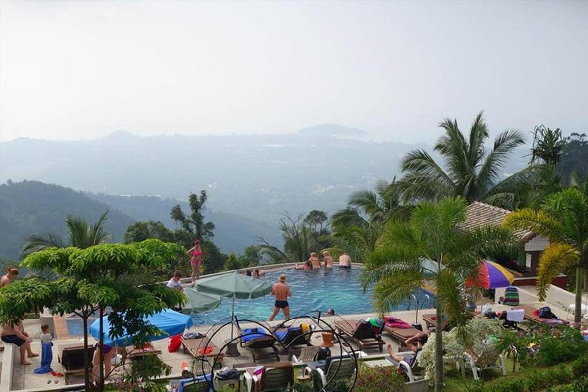 kolam renang dengan orang di resort