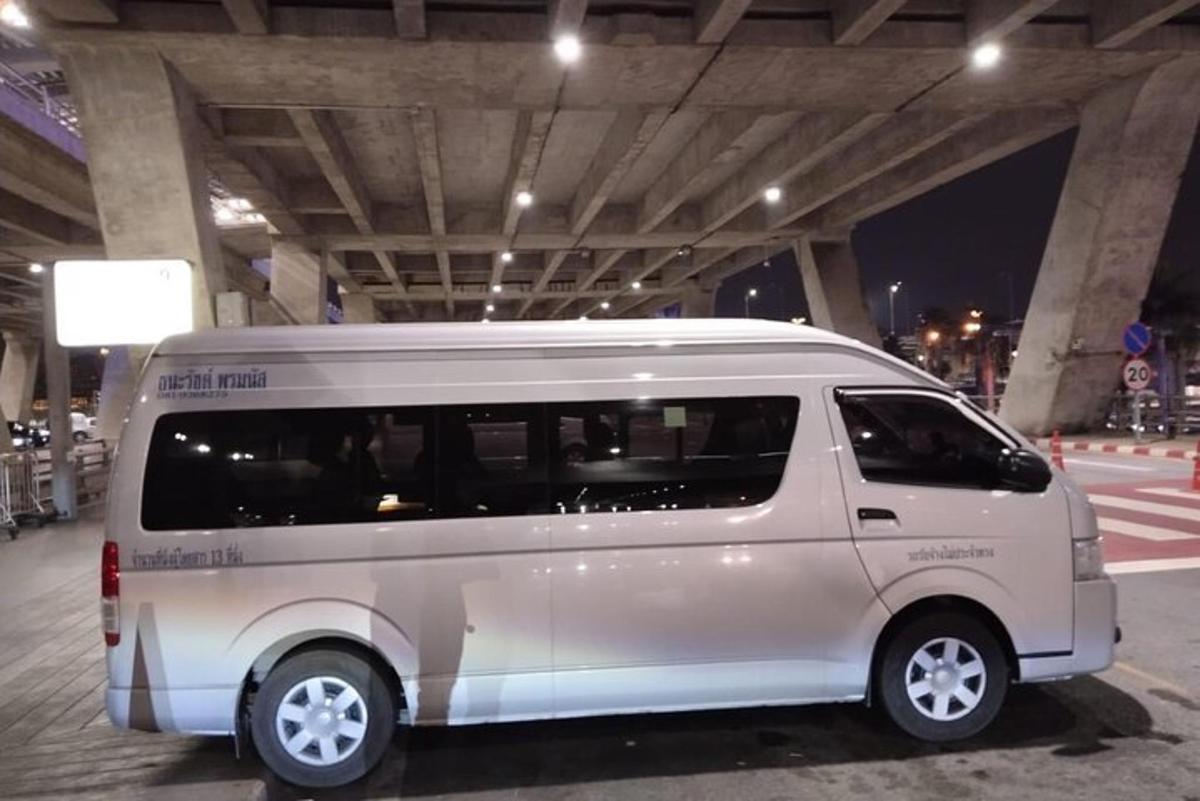 isang puting van ang nakaparada sa isang parking lot