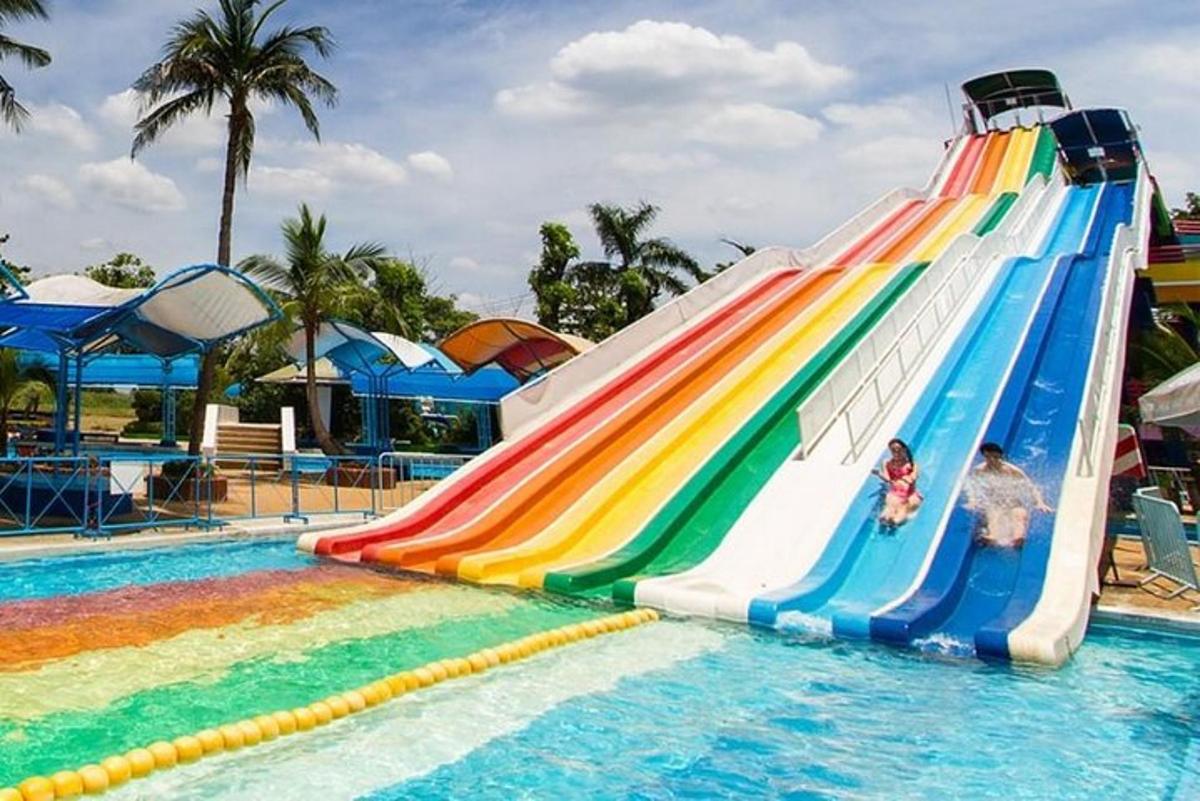 một đường trượt nước đầy màu sắc trong hồ bơi