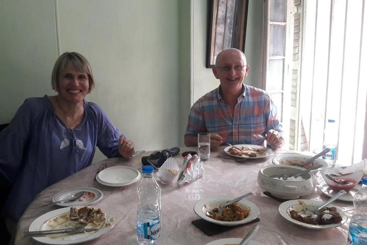un uomo e una donna seduti a un tavolo con piatti di cibo
