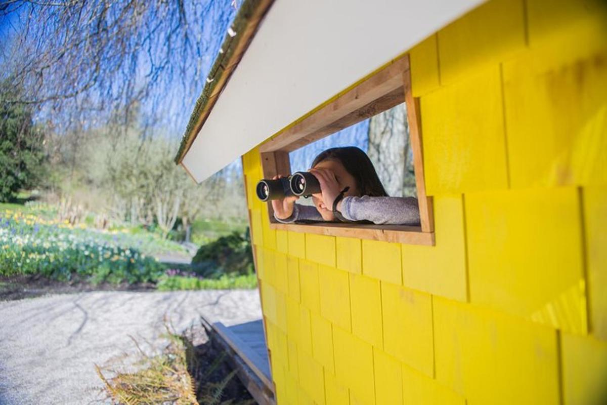 sieviete fotografē sevi lego mājā