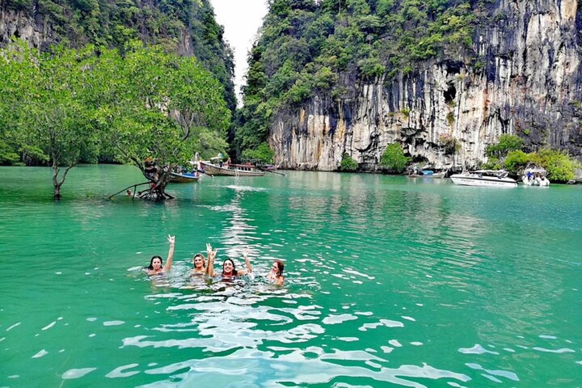 sekumpulan orang yang berenang di dalam badan air