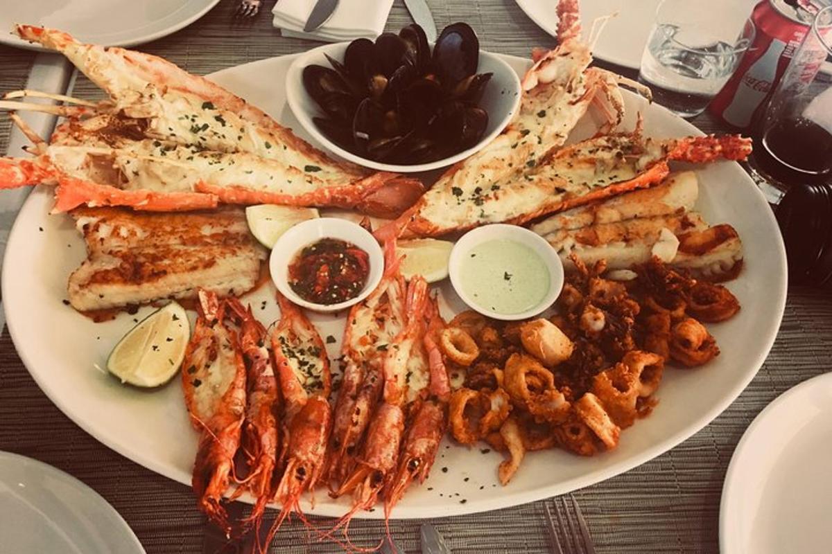 sepinggan makanan dengan udang dan makanan lain di atas meja