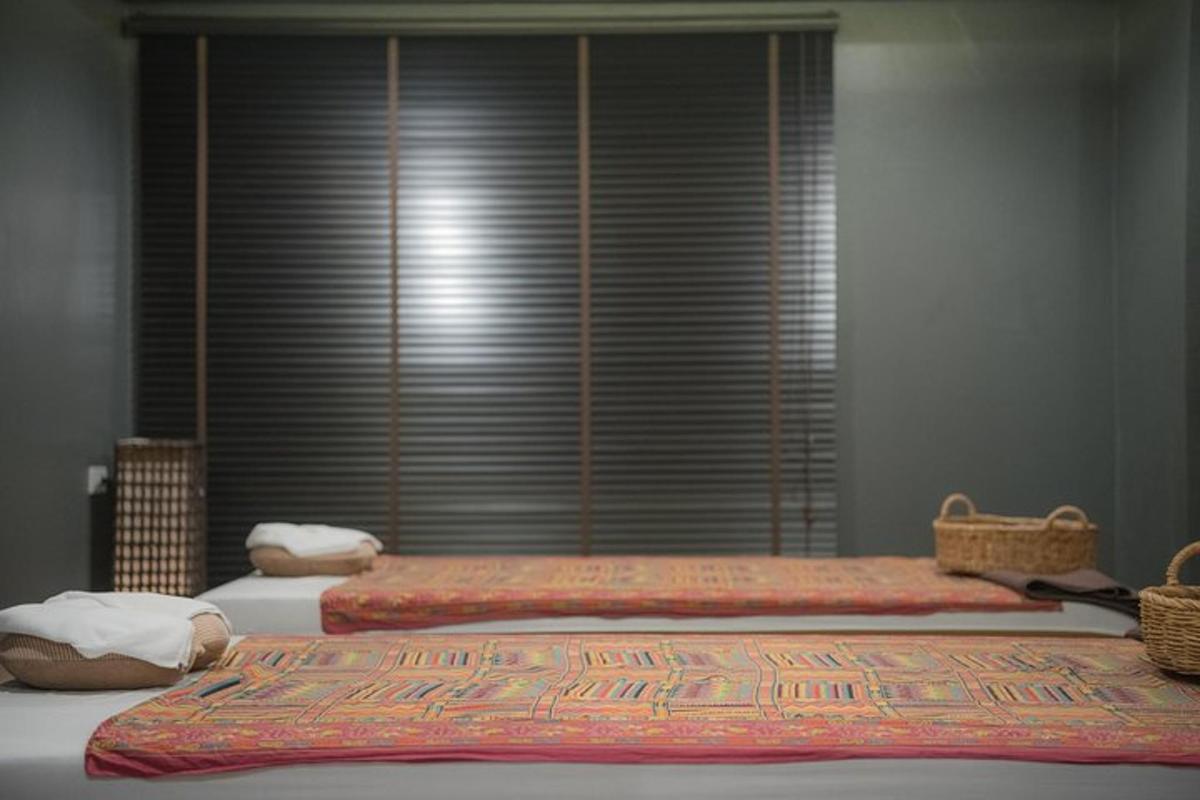bilik tidur dengan dua katil dan tingkap besar