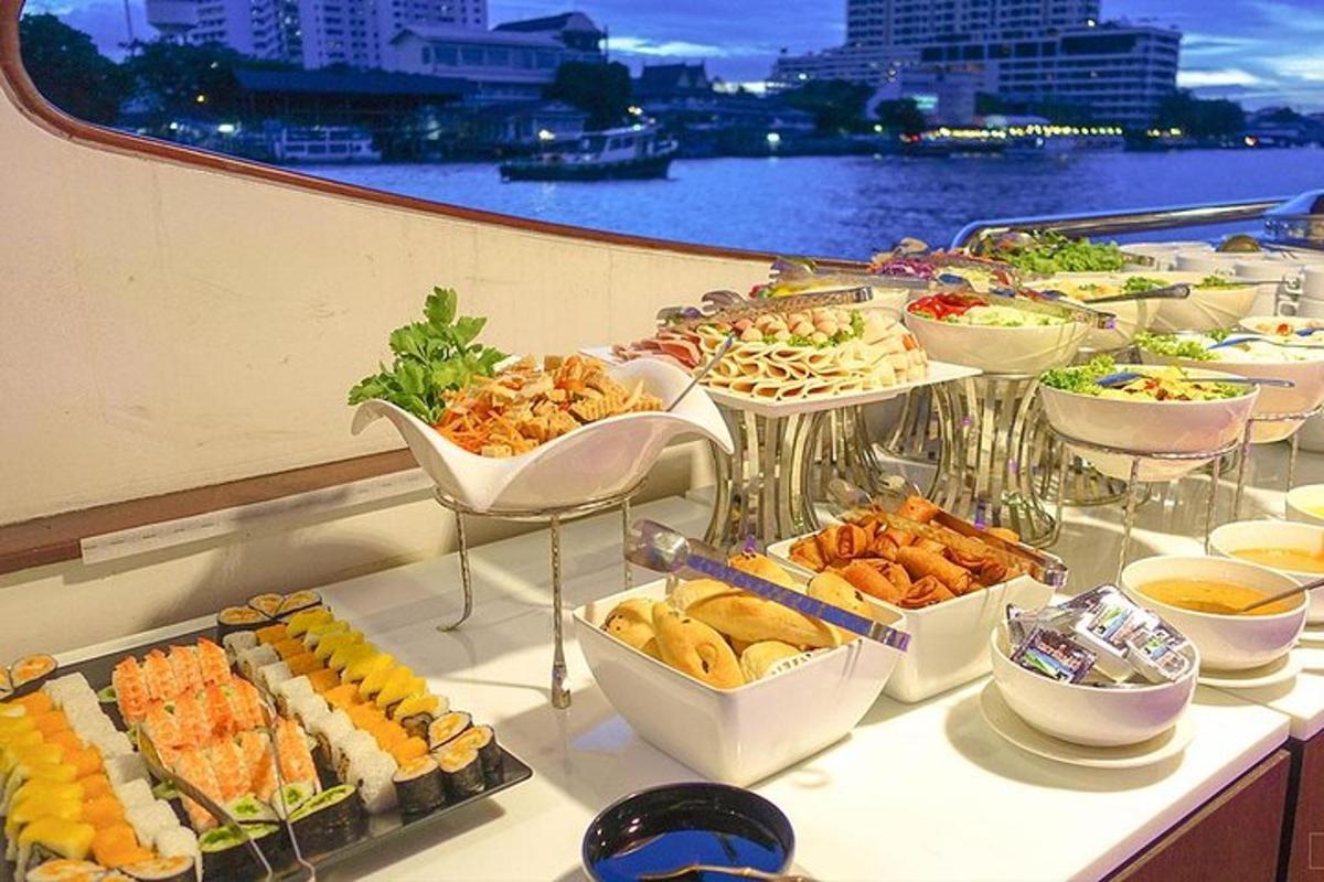 un buffet de comida en un crucero