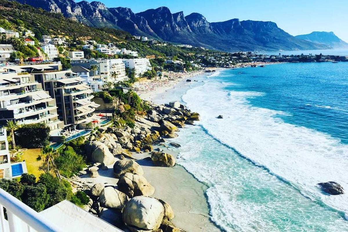 Una vista aérea de una playa con edificios y el océano.