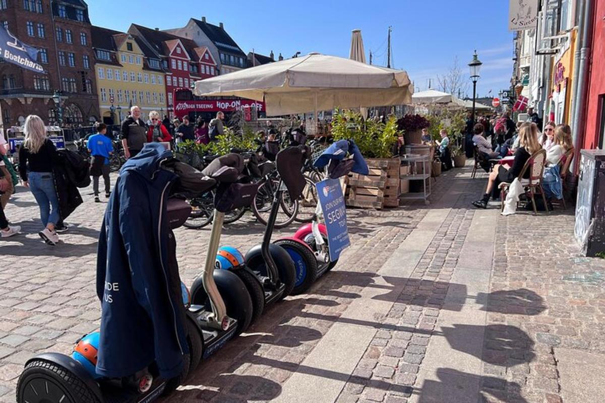 una filera de patinets aparcats en un carrer de la ciutat