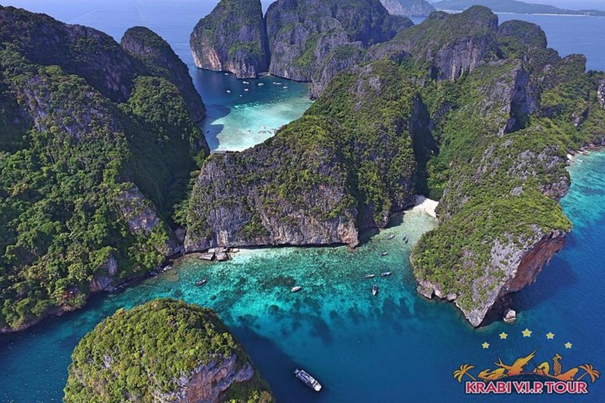 pemandangan udara pulau tropika dengan air biru