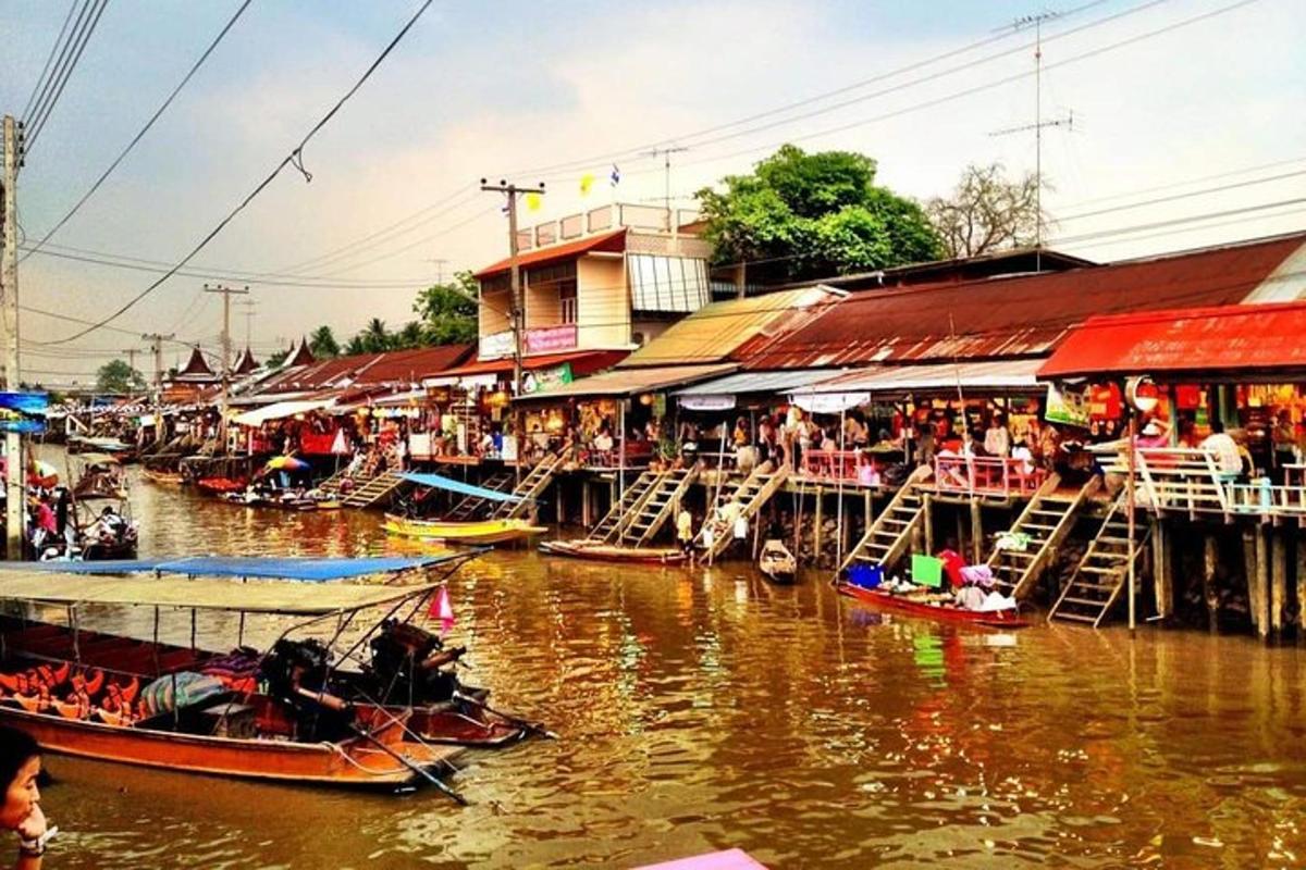 กลุ่มเรือในแม่น้ำข้างตลาด