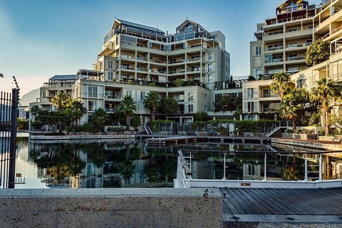 μια μεγάλη πολυκατοικία δίπλα σε ένα υδάτινο σώμα