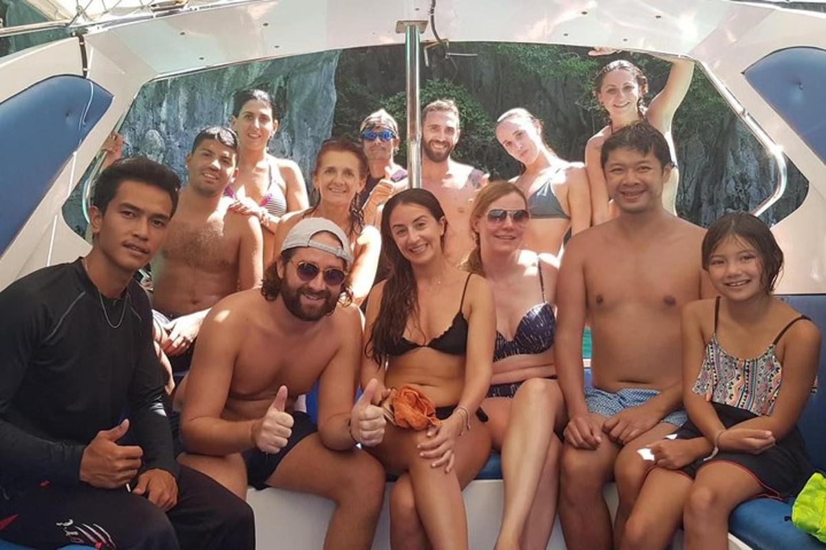 un grupo de personas sentadas en un barco