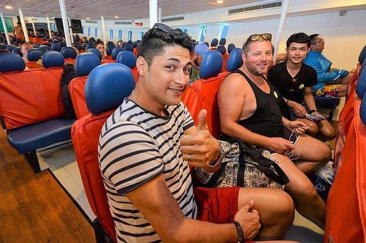 un grup de bărbați așezați într-un avion