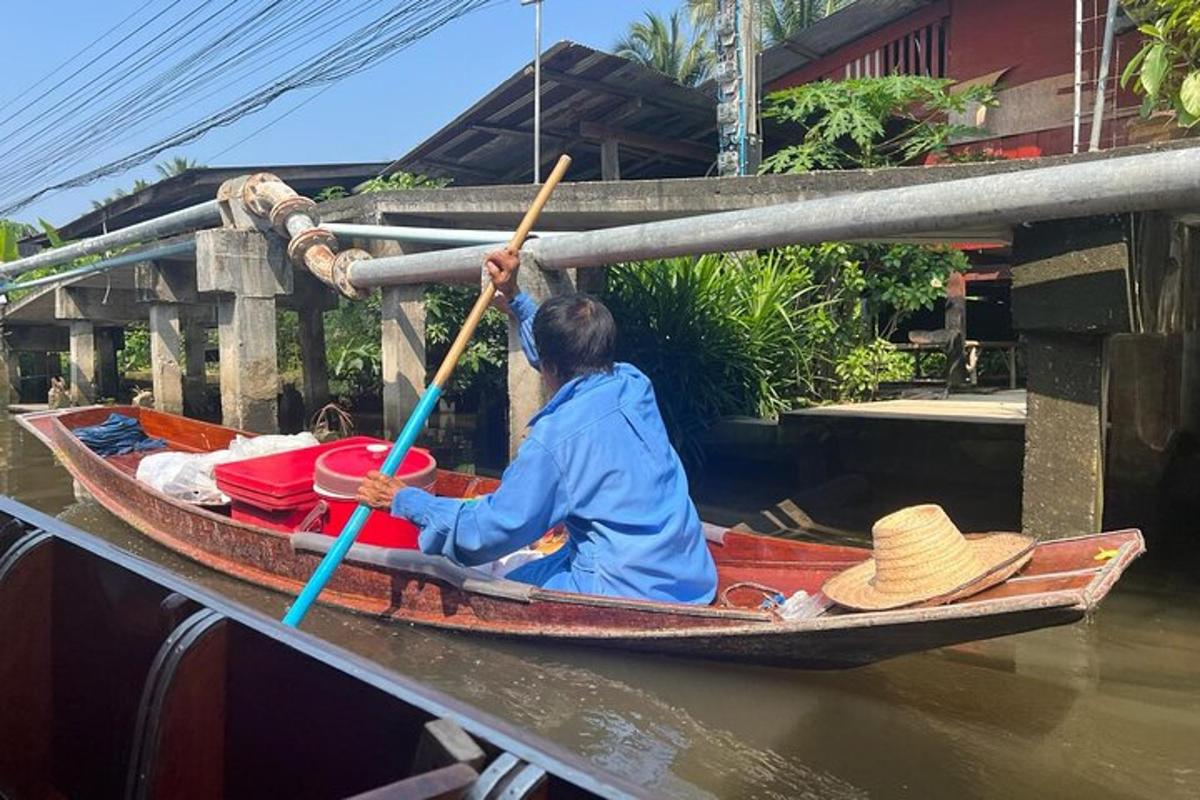 uma mulher está remando um barco na água
