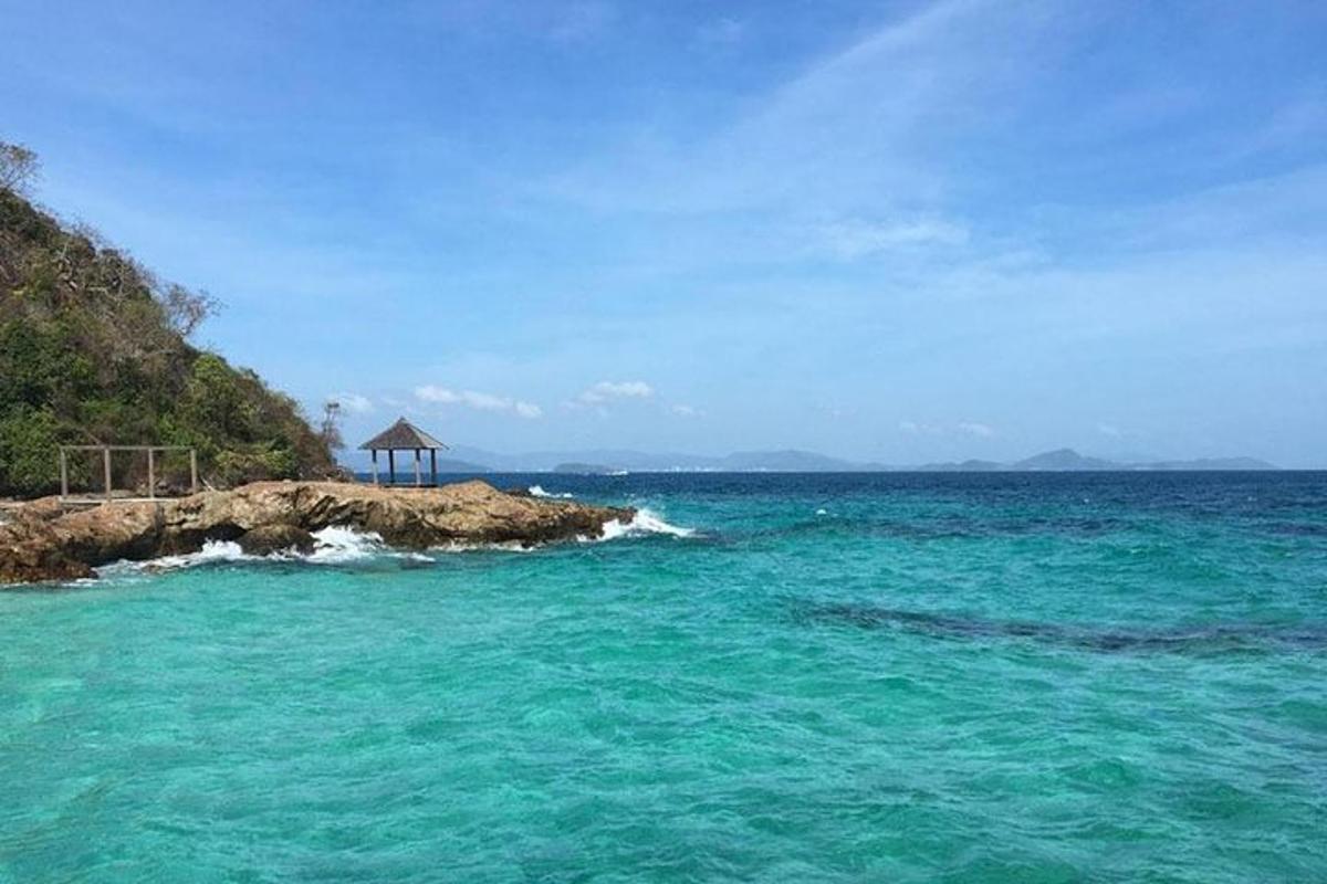海上的一座岛屿，岛上有一座凉亭