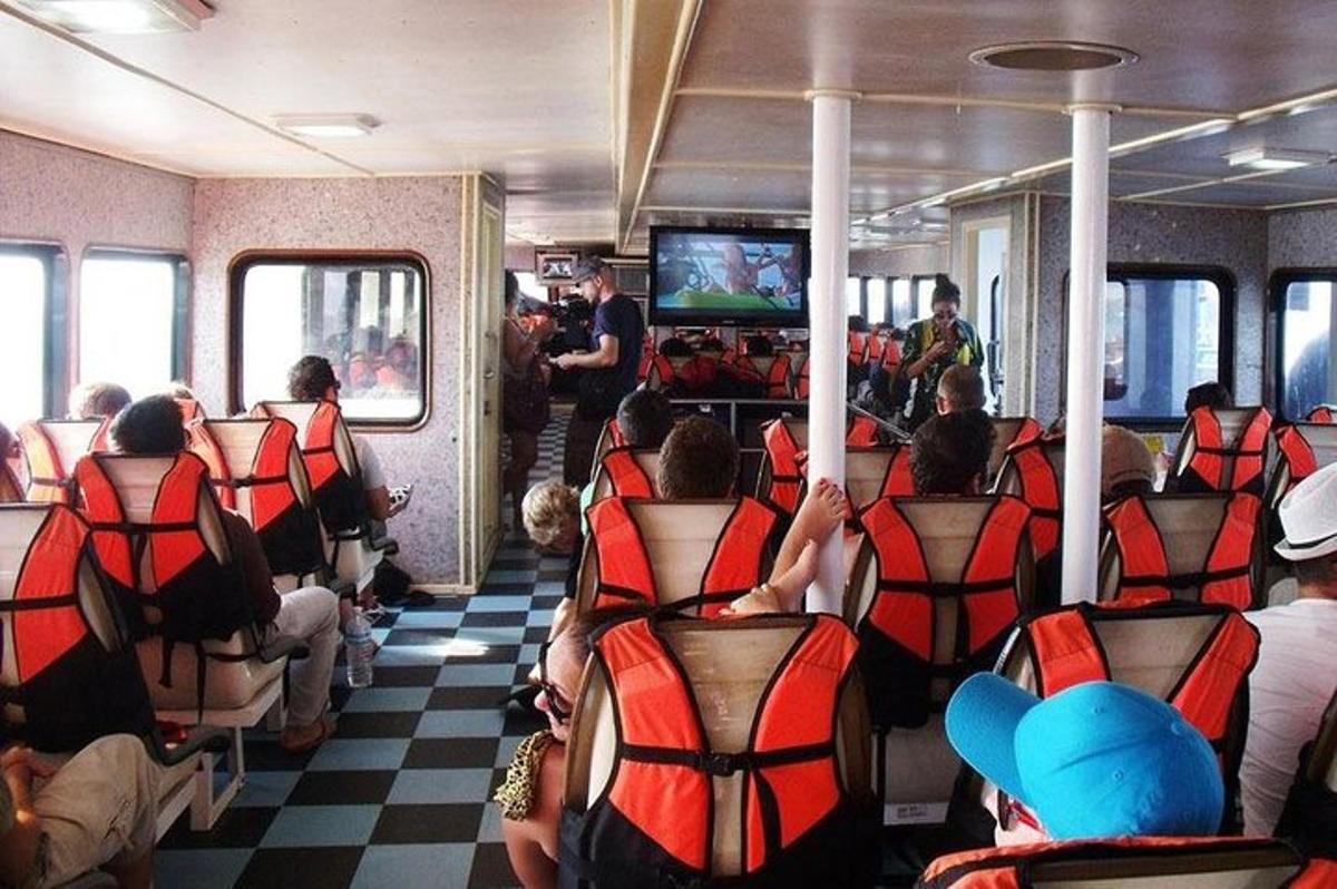 hópur fólks situr í lest