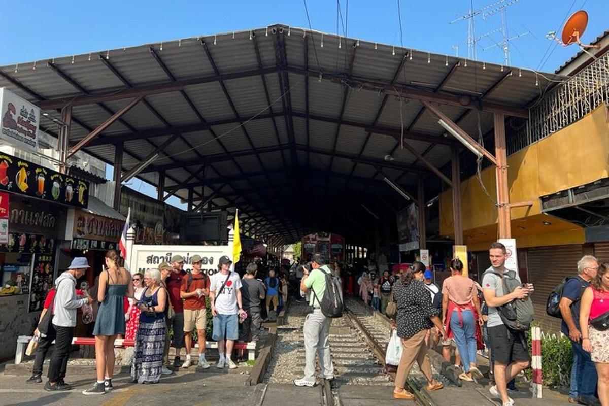 uma multidão de pessoas caminhando ao redor de um mercado