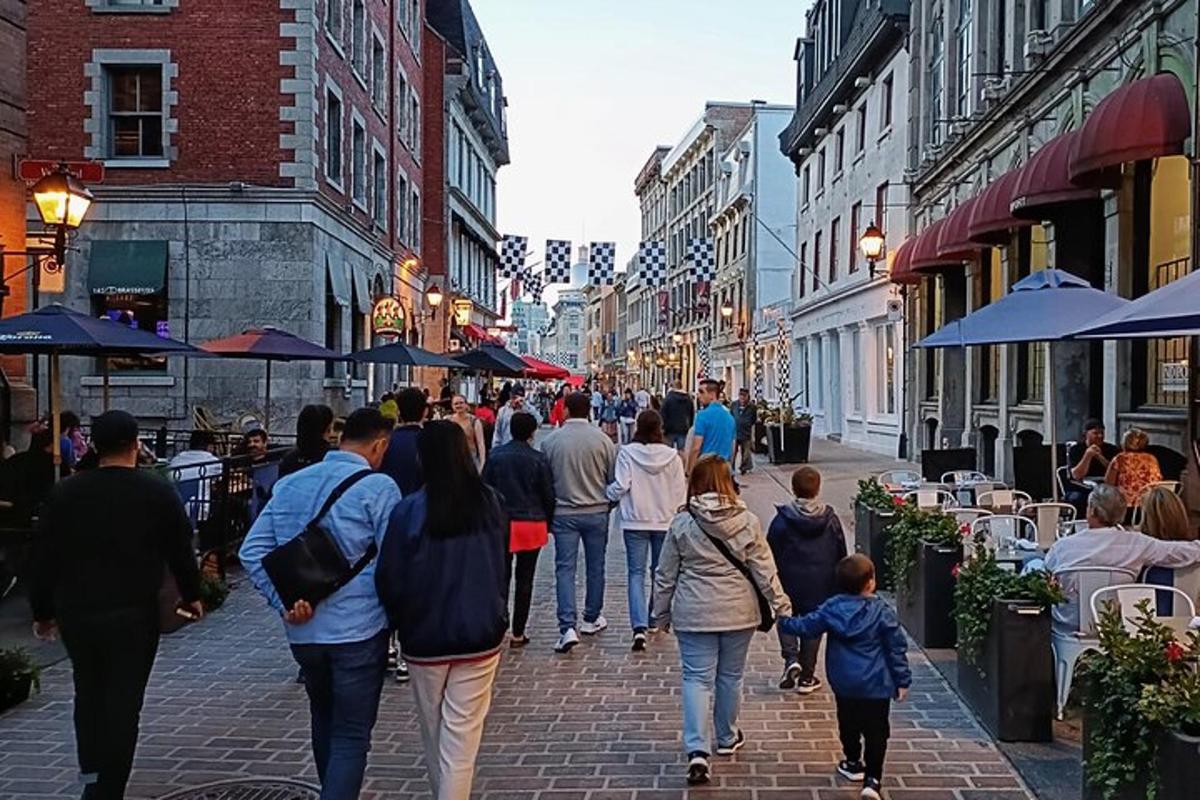 un gruppo di persone che camminano lungo una strada cittadina