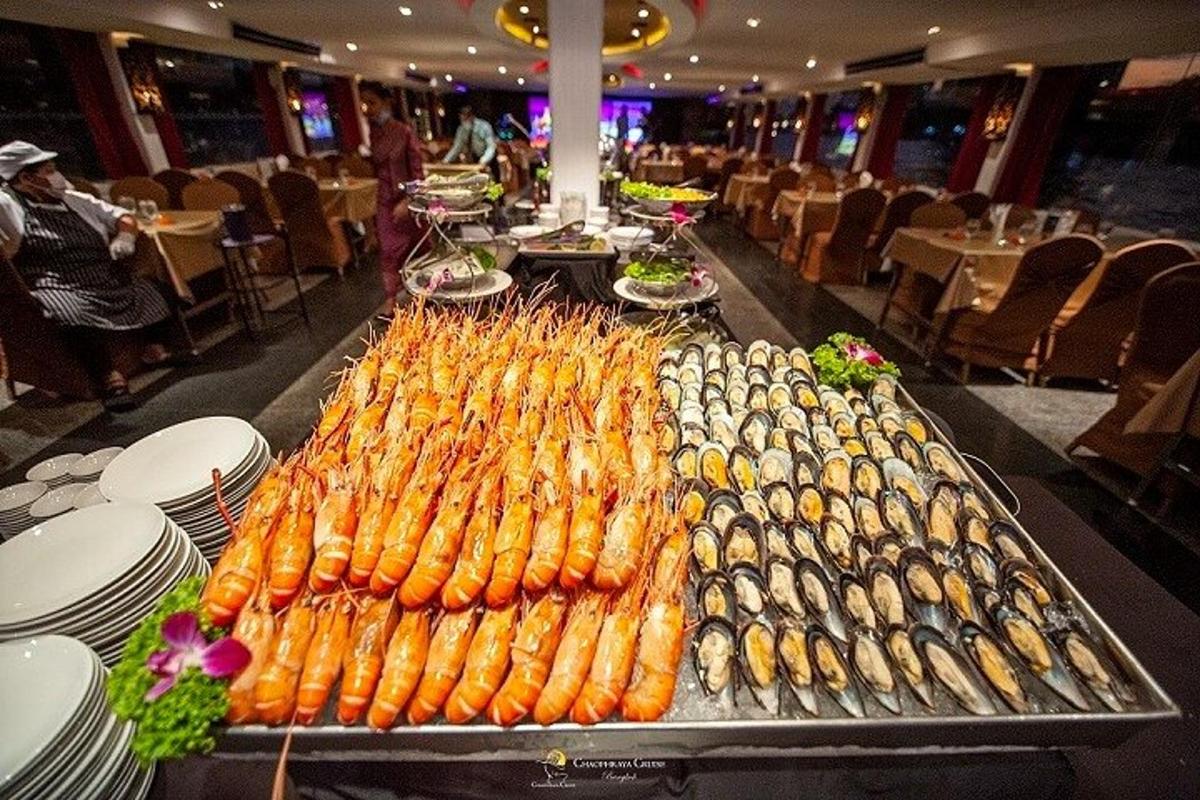 bufet s jídlem na stole v restauraci