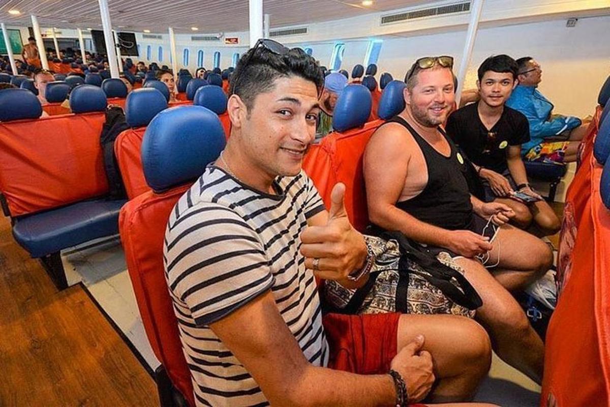 skupina moških, ki sedijo na letalu