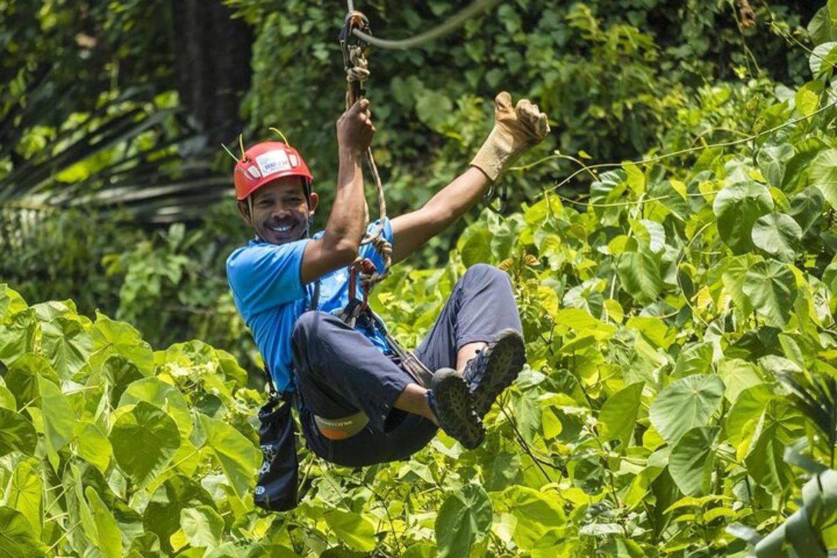 Un hombre en un columpio de cuerda en la jungla