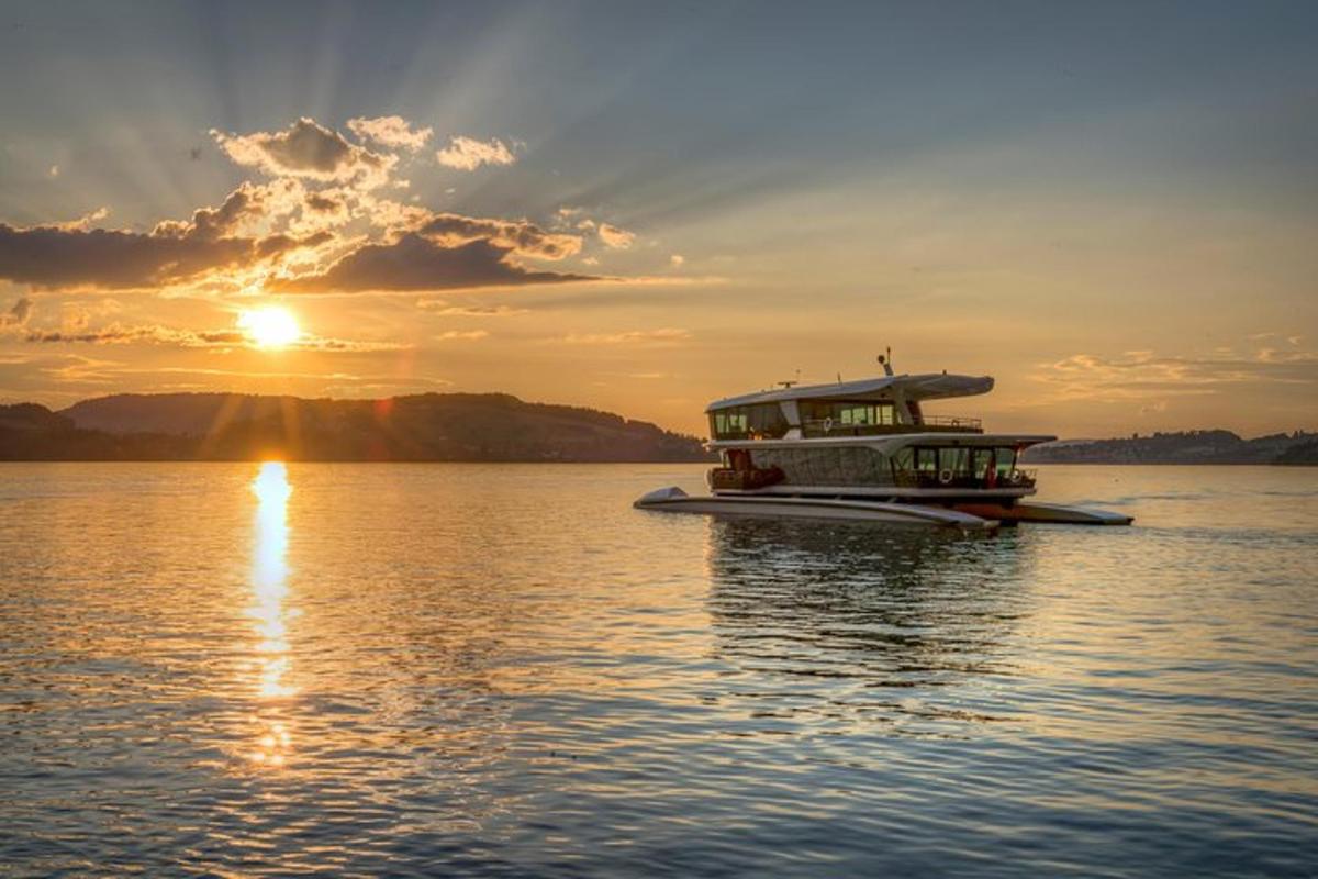 een boot op het water met de ondergaande zon