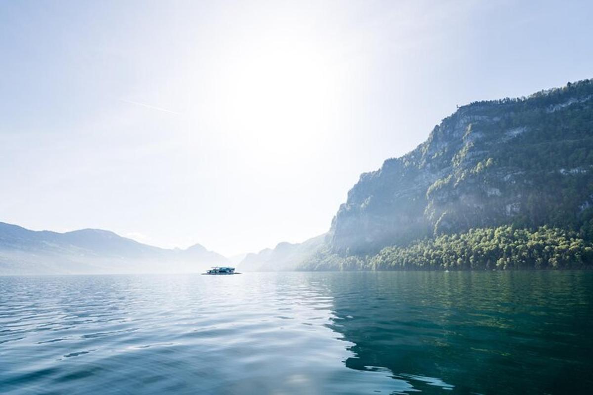 een boot op een groot water met bergen