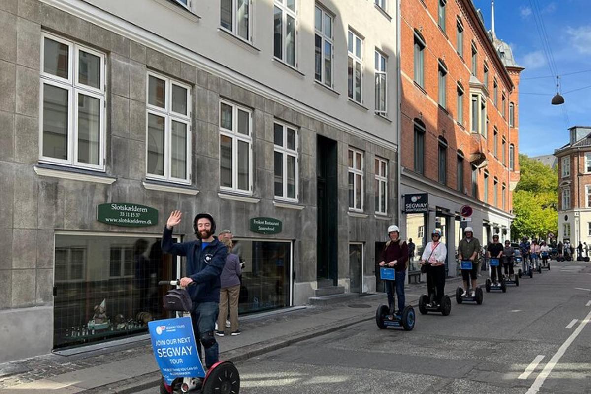 skupina lidí jedoucích na koloběžkách po ulici