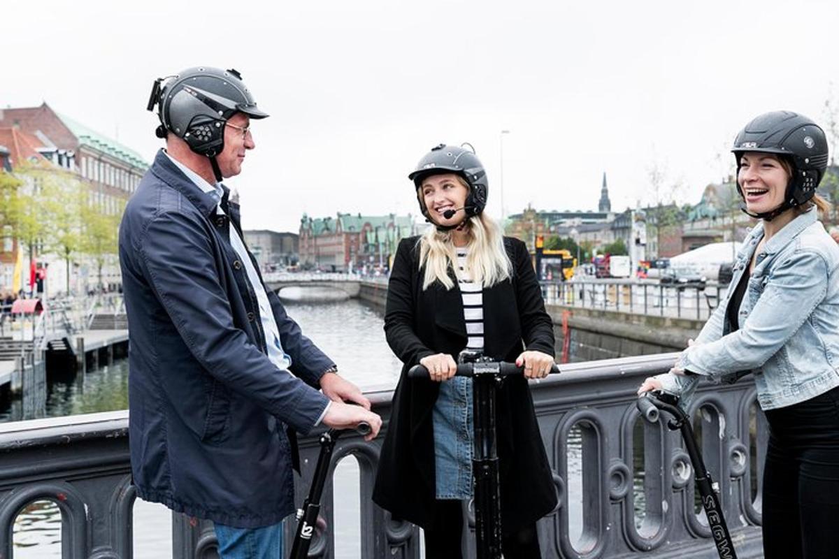 Þrír menn með hjálma standa við girðingu