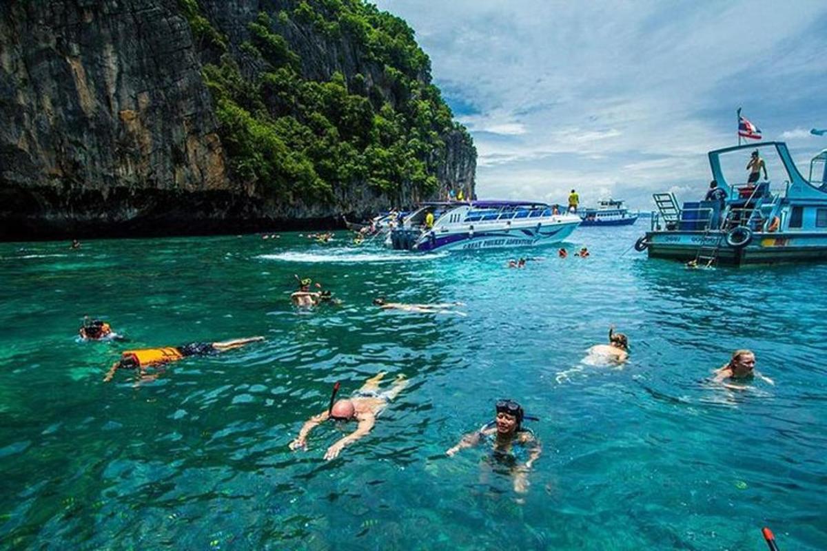 กลุ่มคนกำลังเล่นน้ำใกล้เรือ