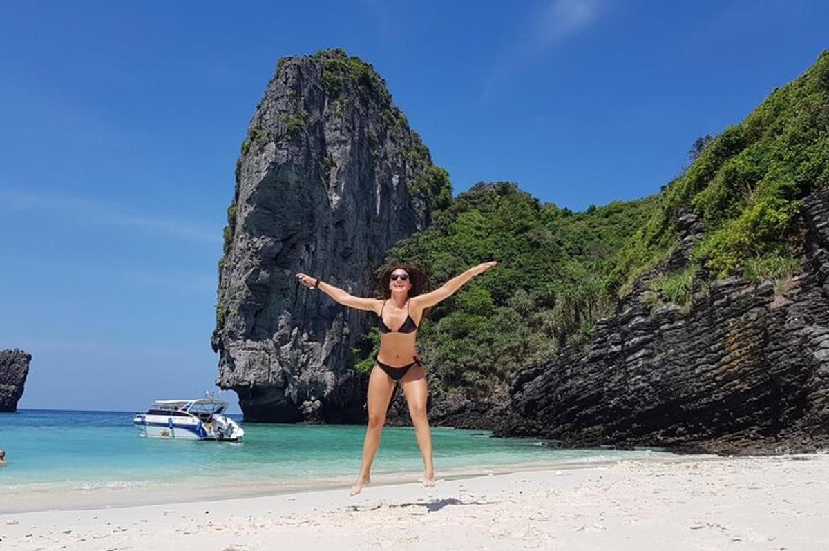 una dona en bikini dempeus a la platja