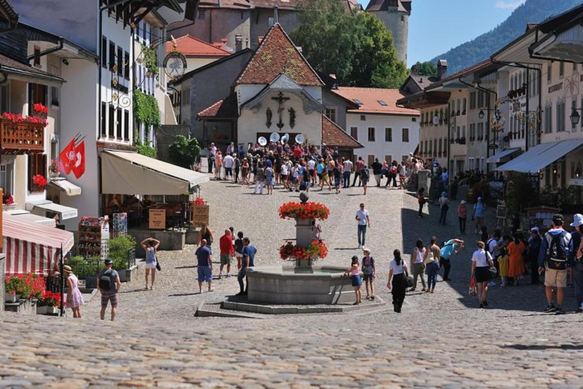 skupina lidí jdoucích po ulici ve městě
