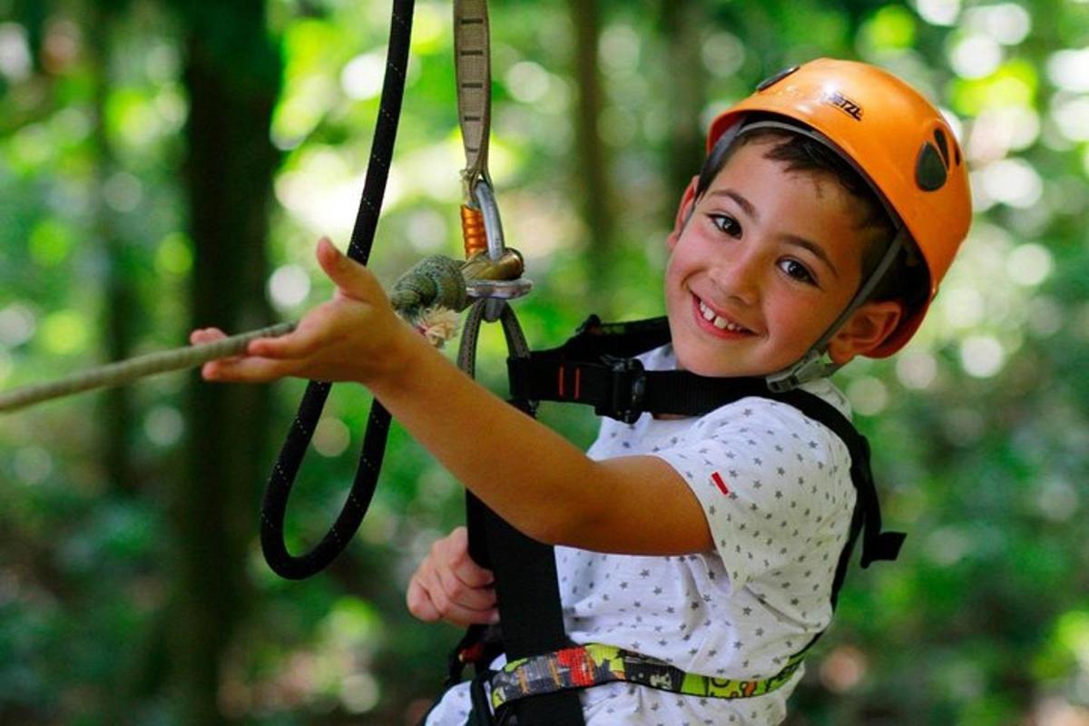 mladá dívka na zip line v lese