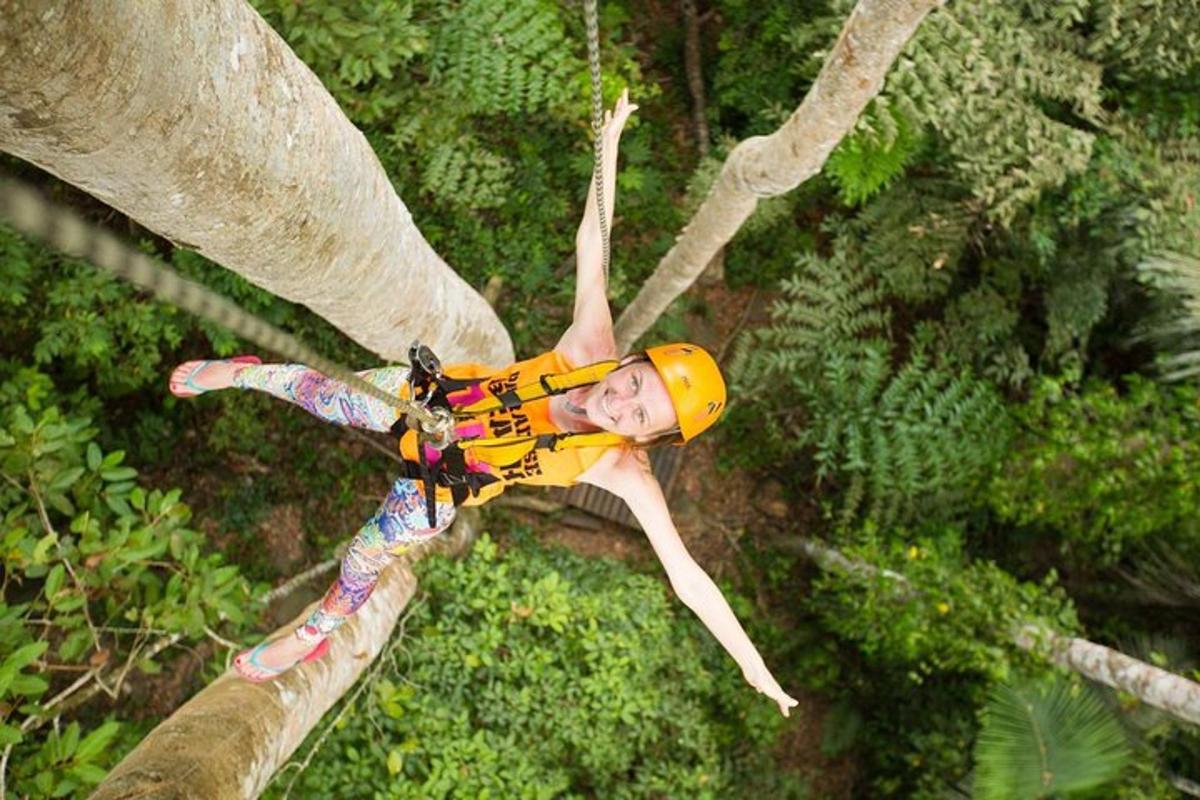 seorang gadis berhelm kuning di jalur zipline