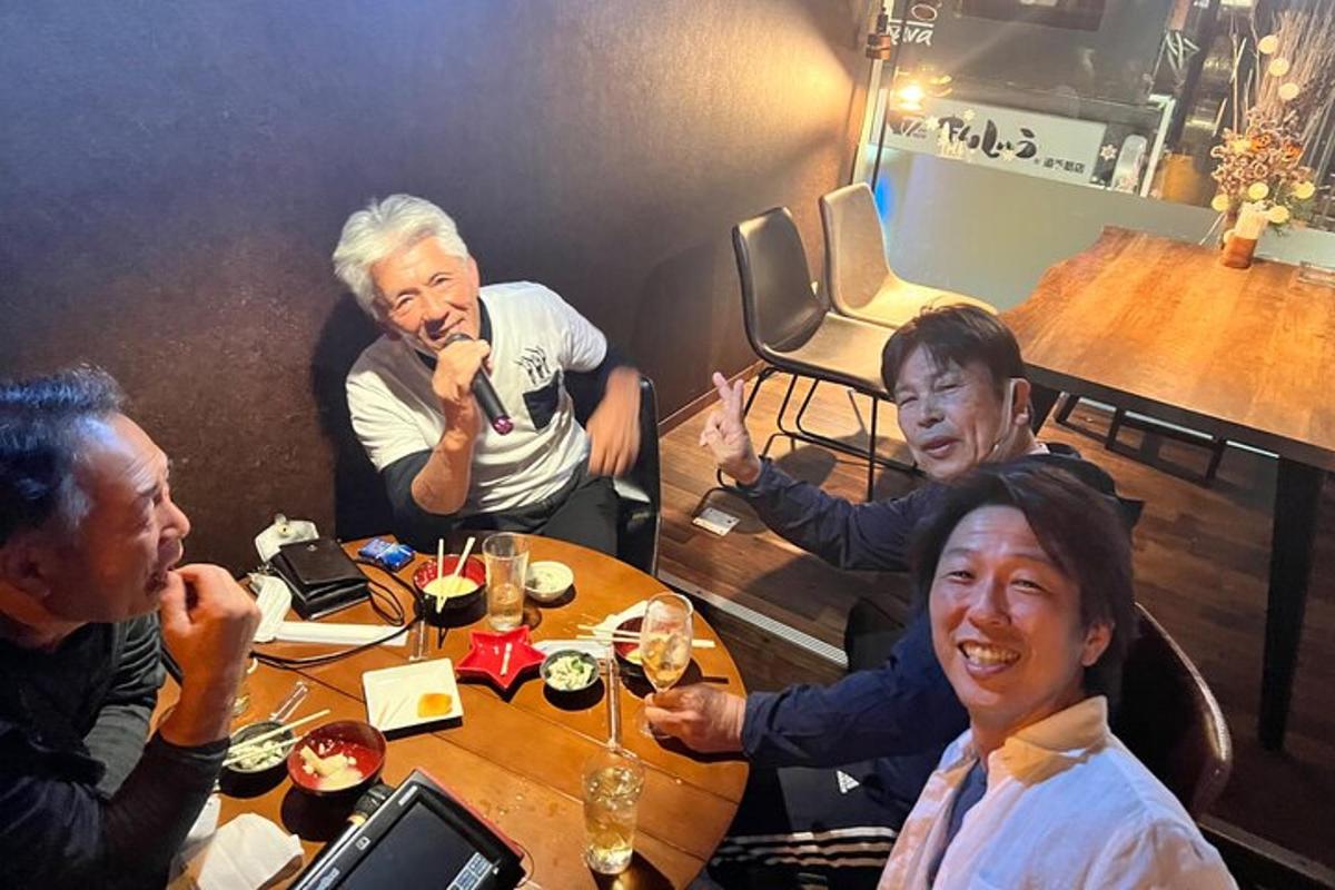 um grupo de pessoas sentadas ao redor de uma mesa comendo