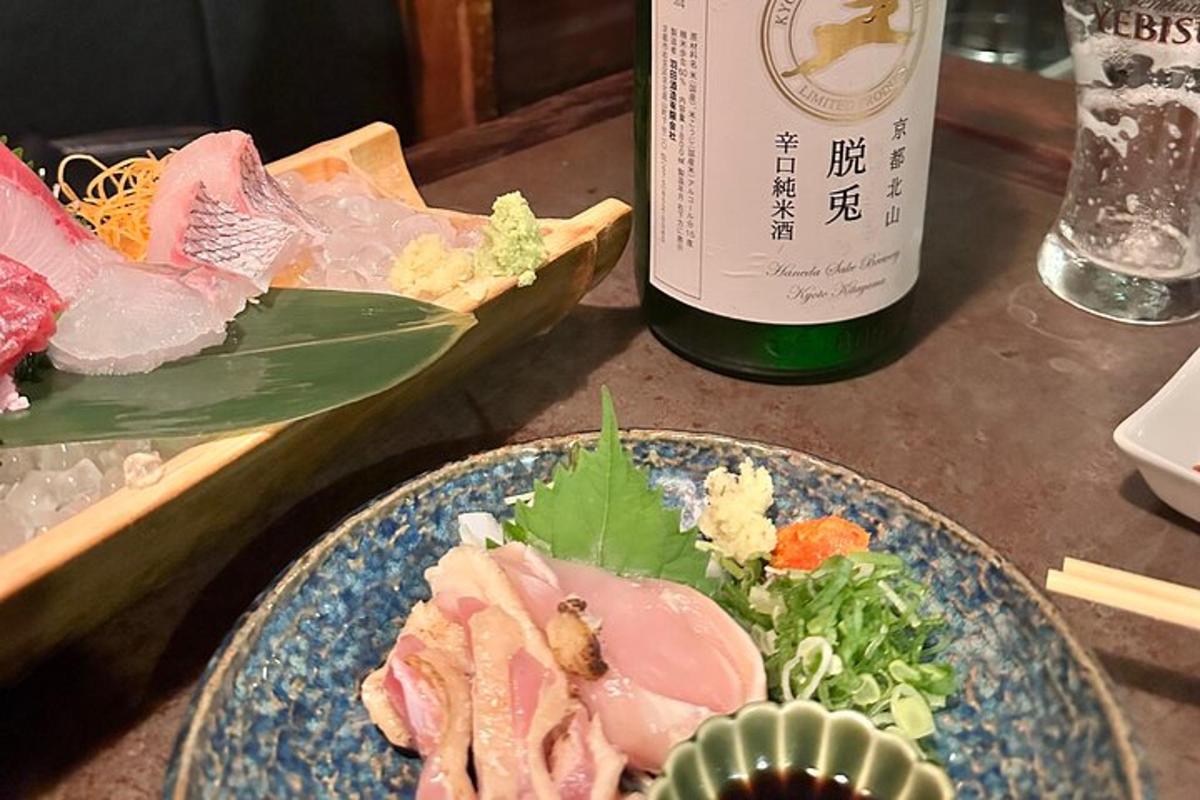 uma mesa com um prato de comida e uma garrafa de vinho