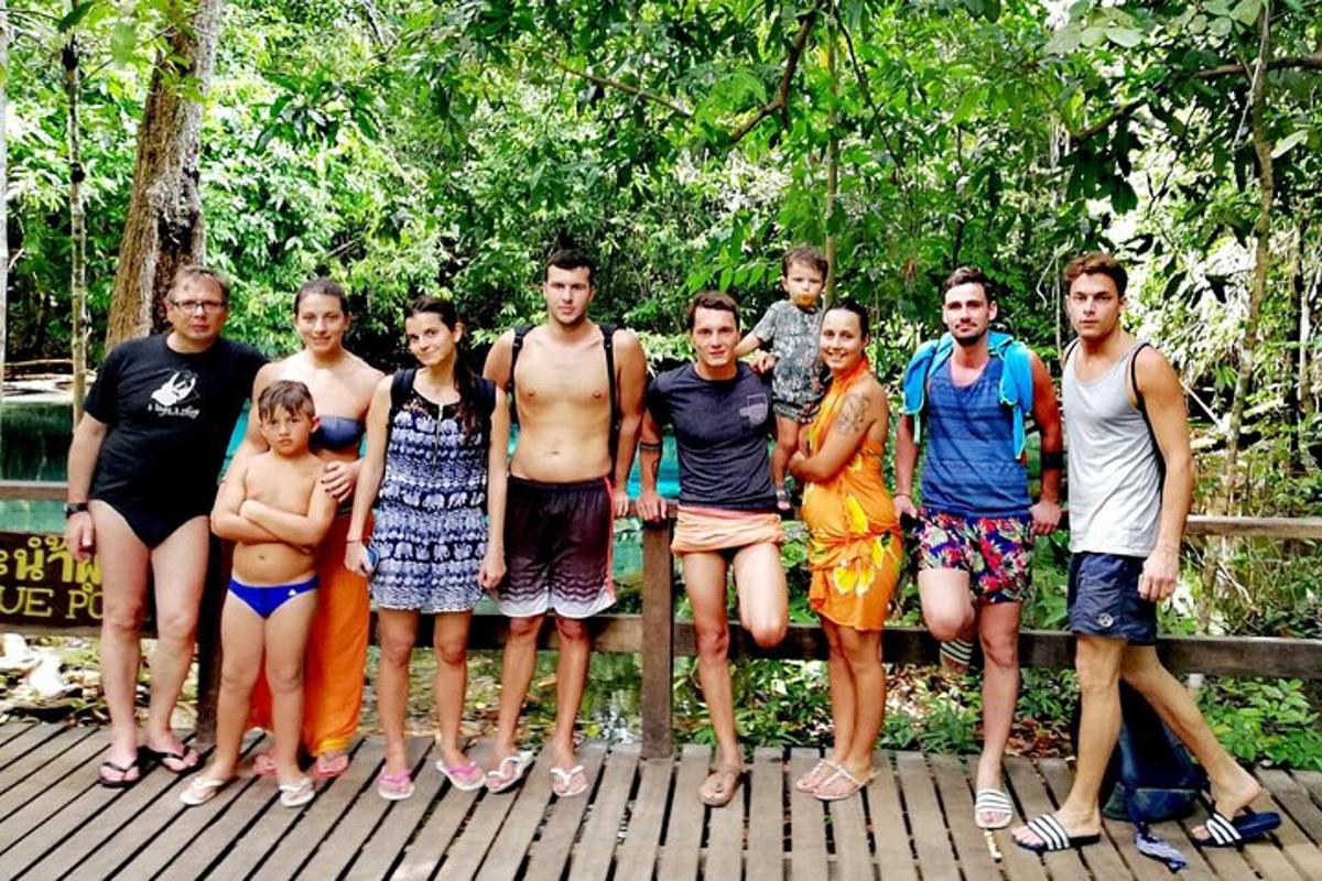 un groupe de personnes posant pour une photo sur un pont
