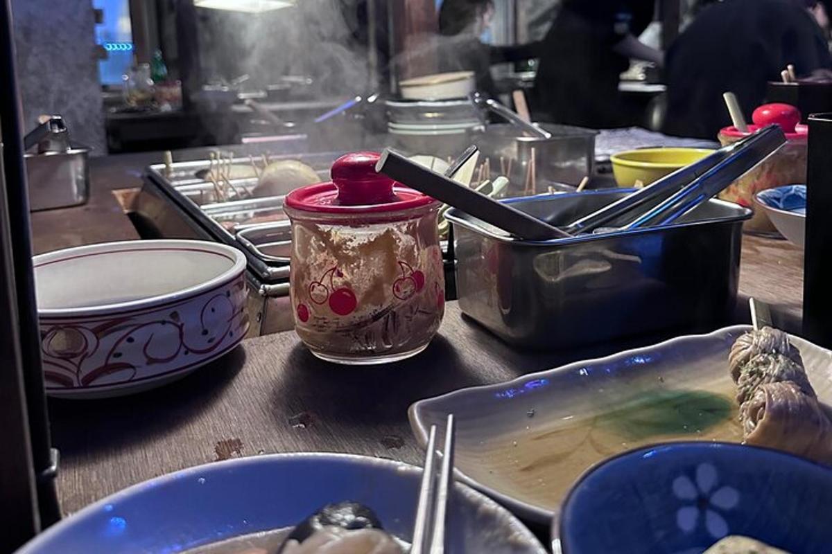 uma mesa cheia de pratos de comida em uma cozinha