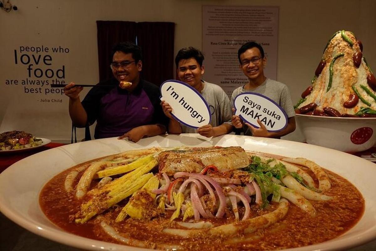 三个男人举着盘子