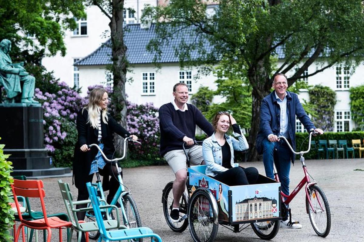 hópur fólks á hjólum með hjólabretti