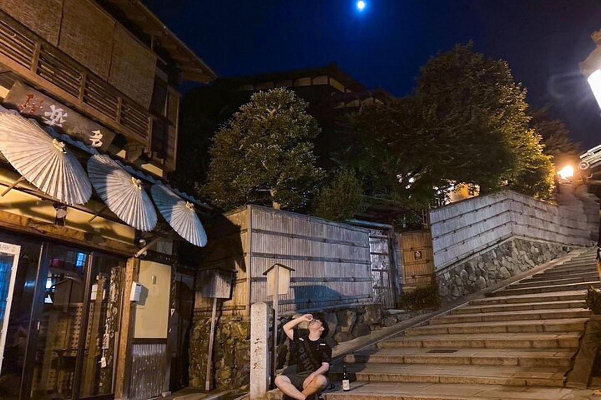 una donna seduta sui gradini di un edificio di notte