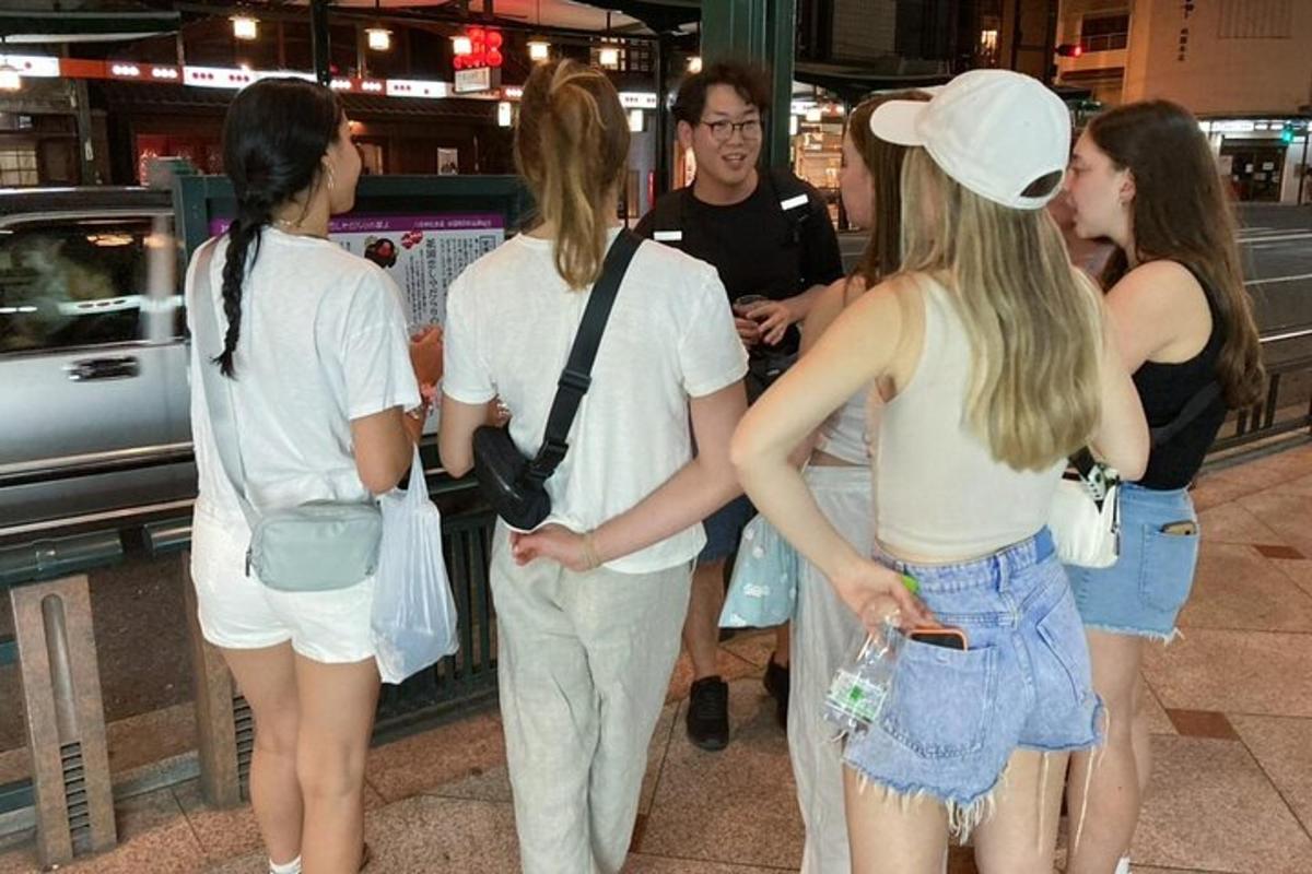 un gruppo di persone in piedi in un negozio