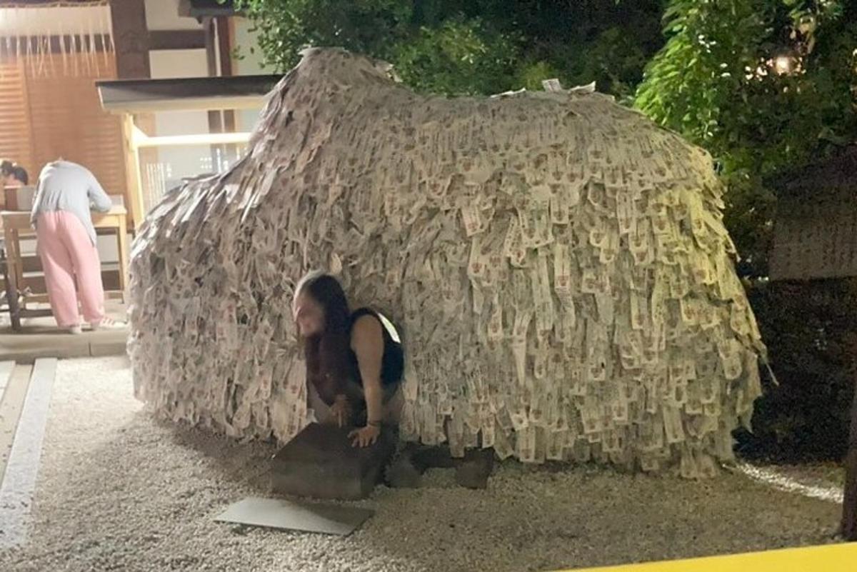 ένα άτομο κάθεται σε μια καλύβα από άχυρο