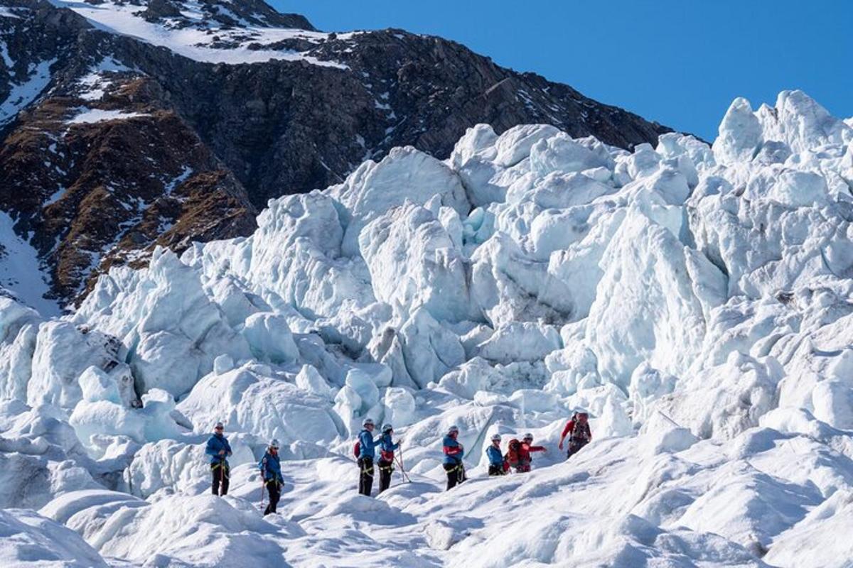 hópur fólks að ganga um snæviþakið fjall