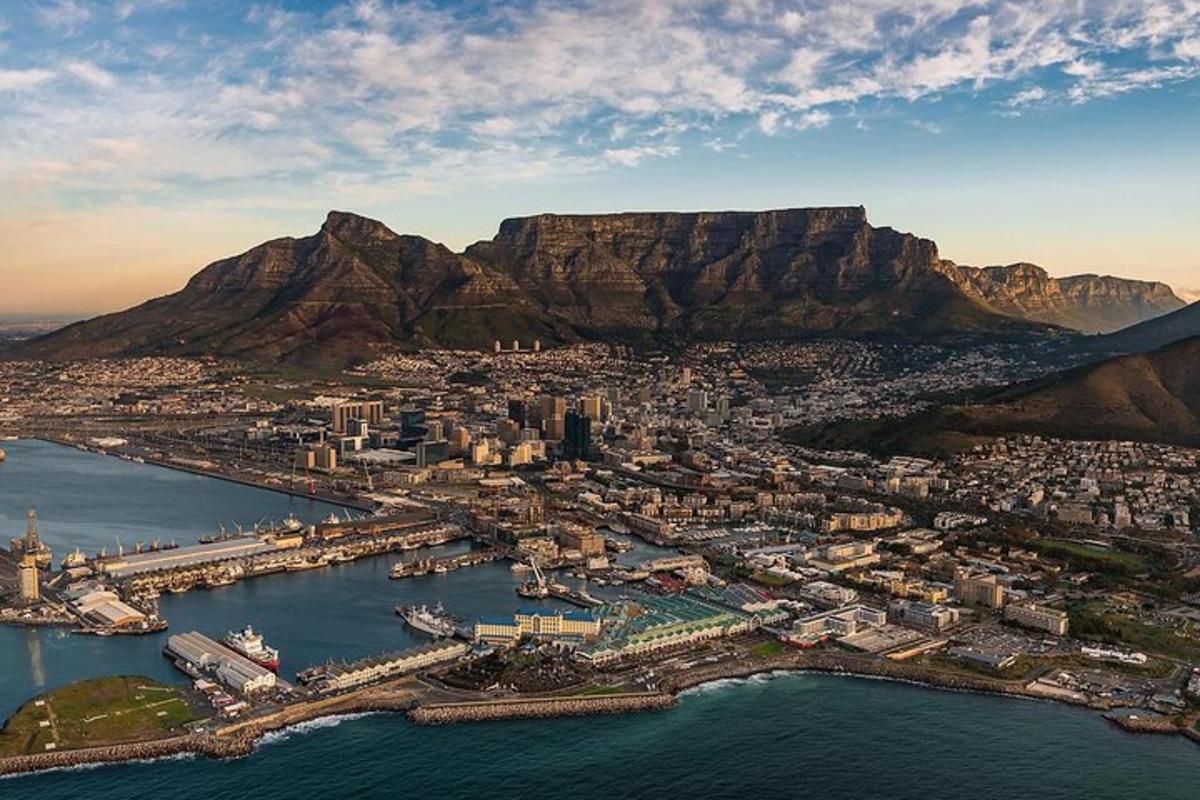 Zračni pogled na Cape Town s planinom