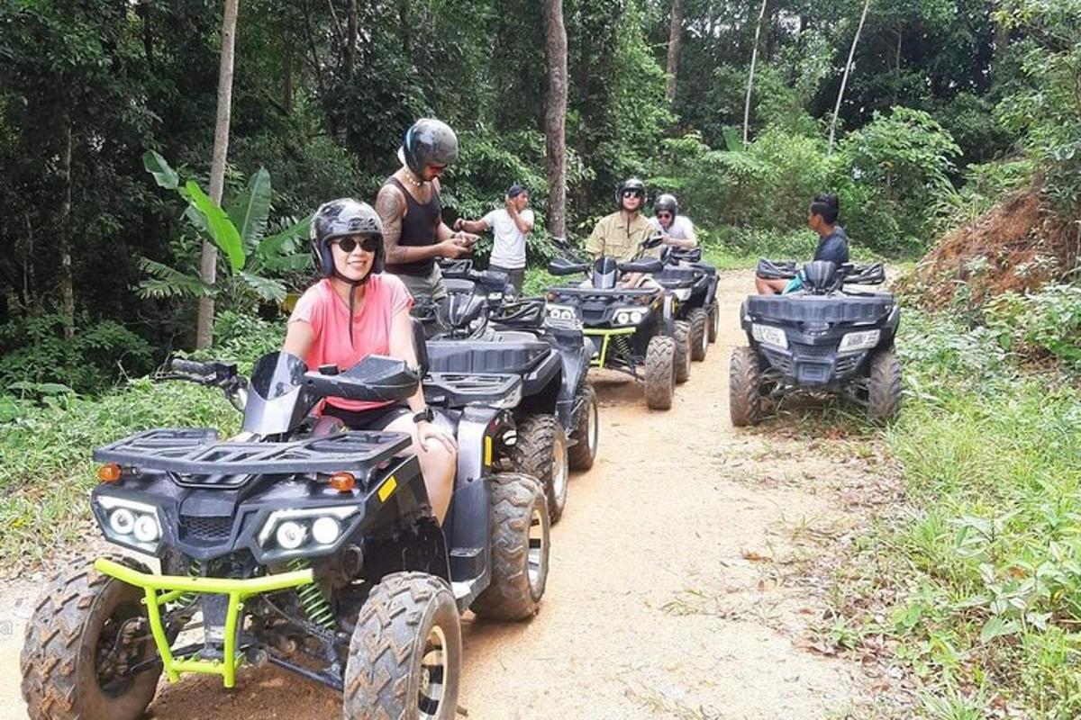 未舗装道路でATVに乗る人々のグループ