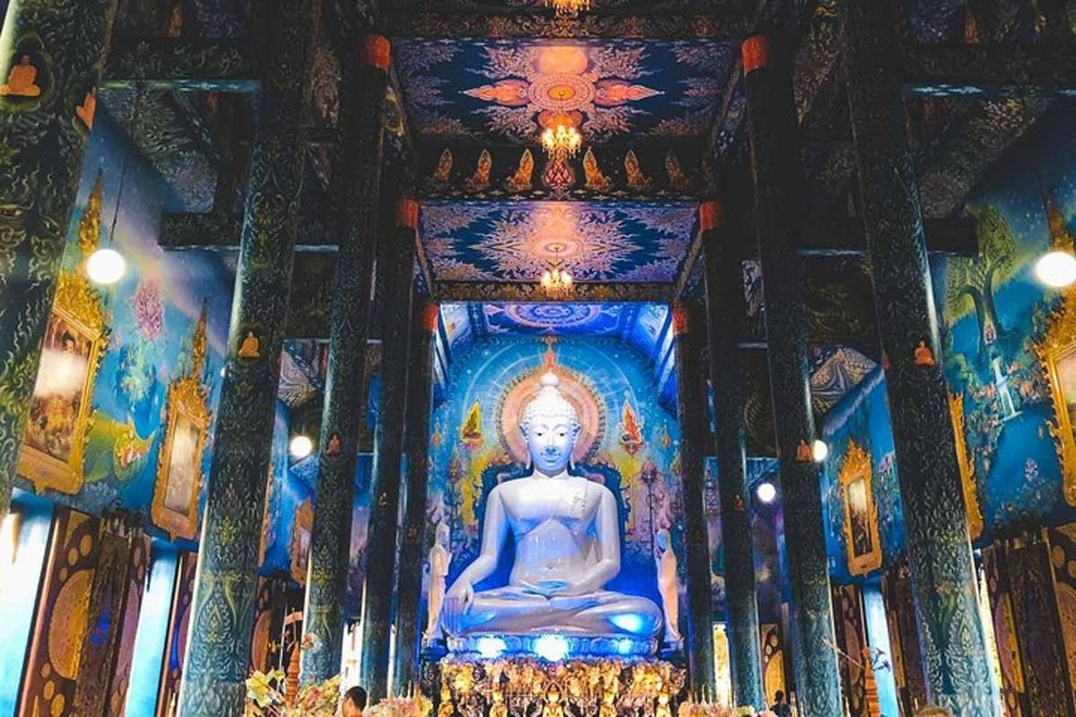 una estatua de Buda en un templo con techo