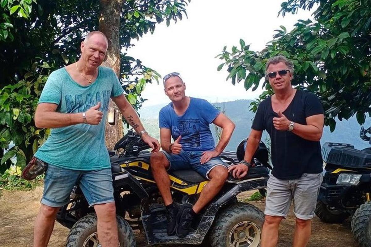 四輪バイクに乗った3人の男性のグループ