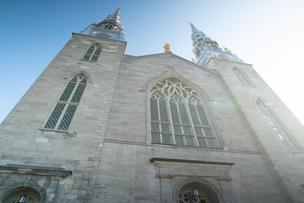 kirkja með turni með gluggum og bláum himni