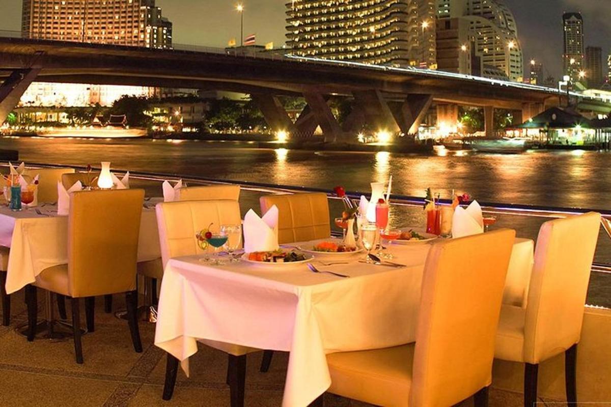 restaurace se stoly a židlemi s výhledem na řeku